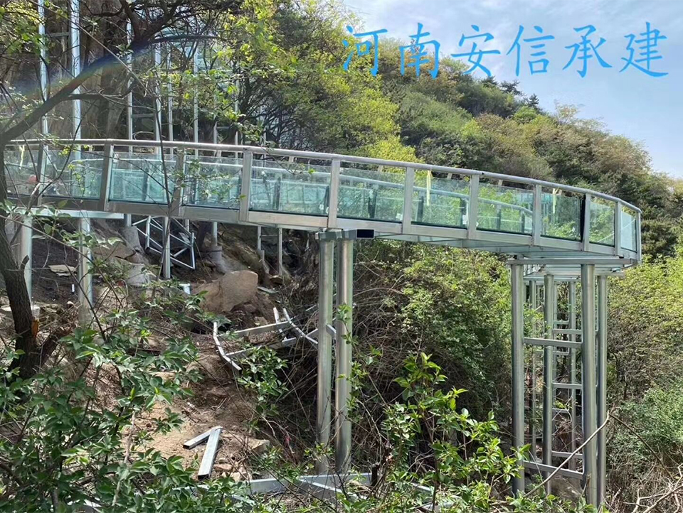 河南南陽(yáng)七峰山景區(qū)空中玻璃漂流