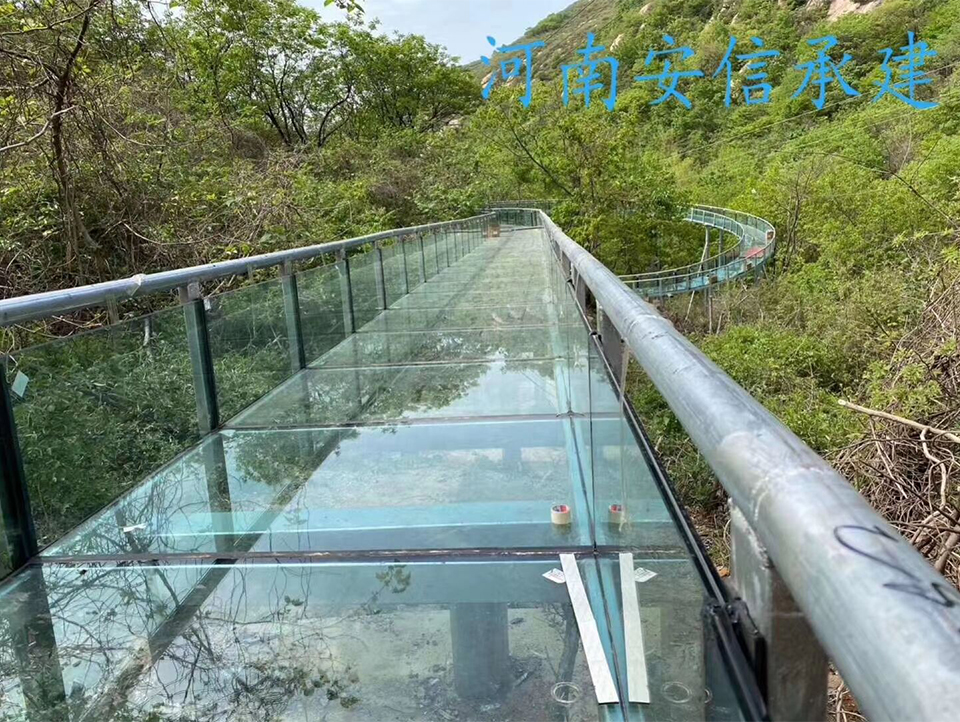 河南南陽(yáng)七峰山景區(qū)空中玻璃漂流