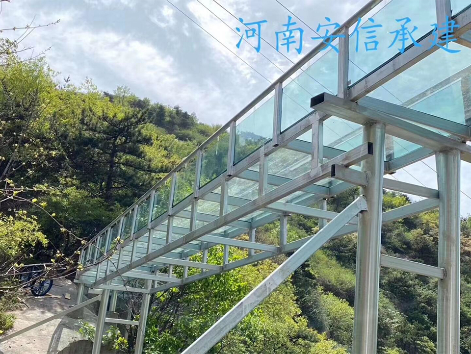 河南南陽(yáng)七峰山景區(qū)空中玻璃漂流