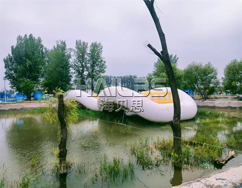 河南鄭州滎陽(yáng)水上蹦床橋結(jié)束安裝